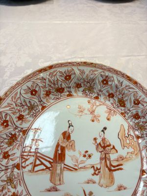 A pair of Chinese iron-red and gilt-decorated 'Elegant Beauties in a Garden' dishes, Kangxi — foto 4