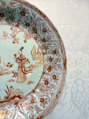 A pair of Chinese iron-red and gilt-decorated 'Elegant Beauties in a Garden' dishes, Kangxi — foto 5