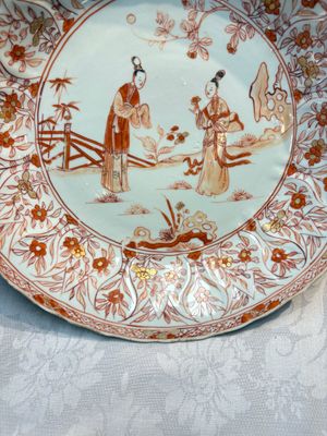 A pair of Chinese iron-red and gilt-decorated 'Elegant Beauties in a Garden' dishes, Kangxi — foto 6