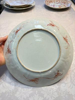 A pair of Chinese iron-red and gilt-decorated 'Elegant Beauties in a Garden' dishes, Kangxi — foto 7