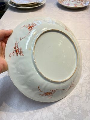 A pair of Chinese iron-red and gilt-decorated 'Elegant Beauties in a Garden' dishes, Kangxi — foto 8