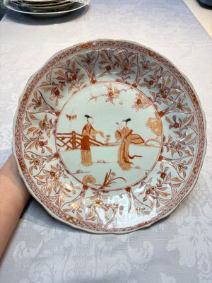 A pair of Chinese iron-red and gilt-decorated 'Elegant Beauties in a Garden' dishes, Kangxi — foto 9