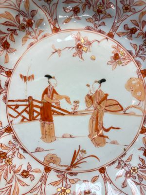 A pair of Chinese iron-red and gilt-decorated 'Elegant Beauties in a Garden' dishes, Kangxi — foto 10