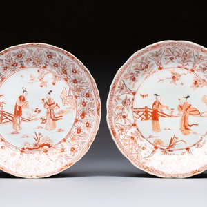 A pair of Chinese iron-red and gilt-decorated 'Elegant Beauties in a Garden' dishes, Kangxi — foto 1