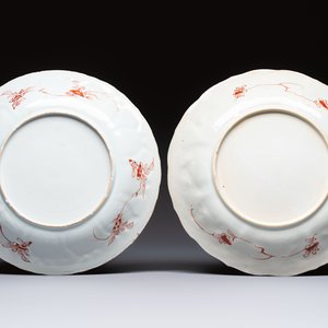A pair of Chinese iron-red and gilt-decorated 'Elegant Beauties in a Garden' dishes, Kangxi — foto 2