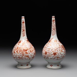A pair of Chinese iron-red and gilt-decorated rose water sprinklers, Kangxi — photo 1