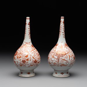 A pair of Chinese iron-red and gilt-decorated rose water sprinklers, Kangxi — photo 2