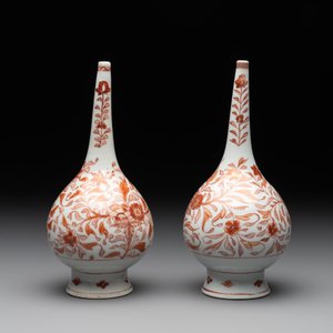 A pair of Chinese iron-red and gilt-decorated rose water sprinklers, Kangxi — photo 3