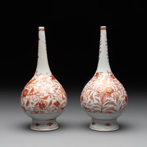 A pair of Chinese iron-red and gilt-decorated rose water sprinklers, Kangxi — photo 4