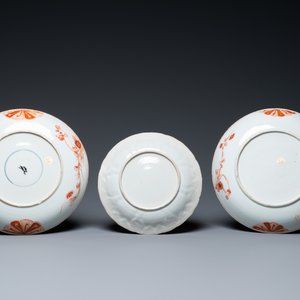 A pair of Chinese iron-red and gilt dishes and a lotus-molded plate, Kangxi — 照片 3