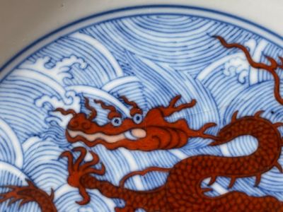 A pair of Chinese iron-red and underglaze-blue 'dragon' dishes, Qianlong mark and of the period — photo 7