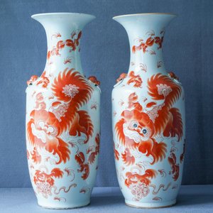 A pair of Chinese iron red 'Buddhist lions' vases, 19/20th C. — photo 12