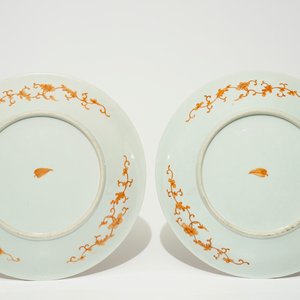 A pair of Chinese iron red chargers with floral design, 19/20th C. — photo 2