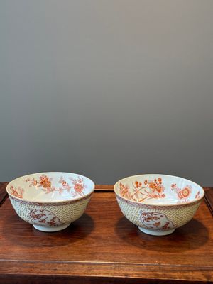 A pair of Chinese iron-red-decorated and gilt bowls with relief design, Kangxi — 照片 1