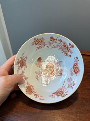 A pair of Chinese iron-red-decorated and gilt bowls with relief design, Kangxi — 照片 5
