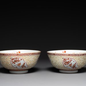 A pair of Chinese iron-red-decorated and gilt bowls with relief design, Kangxi — 照片 4