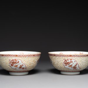 A pair of Chinese iron-red-decorated and gilt bowls with relief design, Kangxi — 照片 6