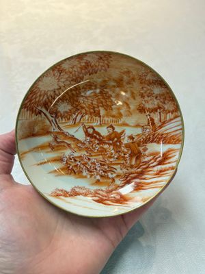 A pair of Chinese iron-red-decorated 'deer hunting' cups and saucers, Qianlong — photo 1