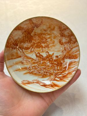 A pair of Chinese iron-red-decorated 'deer hunting' cups and saucers, Qianlong — photo 3