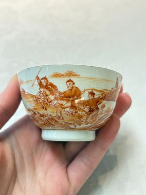 A pair of Chinese iron-red-decorated 'deer hunting' cups and saucers, Qianlong — photo 5