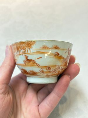 A pair of Chinese iron-red-decorated 'deer hunting' cups and saucers, Qianlong — photo 8