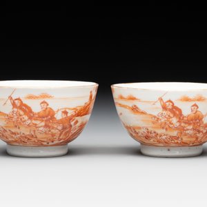 A pair of Chinese iron-red-decorated 'deer hunting' cups and saucers, Qianlong — photo 4