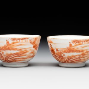 A pair of Chinese iron-red-decorated 'deer hunting' cups and saucers, Qianlong — photo 5