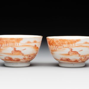 A pair of Chinese iron-red-decorated 'deer hunting' cups and saucers, Qianlong — photo 7