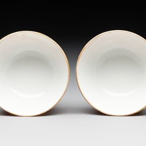 A pair of Chinese iron-red-decorated 'deer hunting' cups and saucers, Qianlong — photo 8