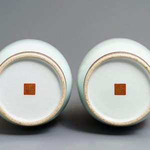 A pair of Chinese iron red, grisaille and gilt vases, Qianlong mark, 20th C. — photo 5