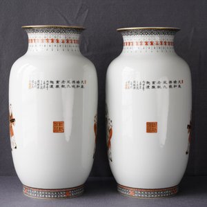 A pair of Chinese iron red, grisaille and gilt vases, Qianlong mark, 20th C. — photo 8