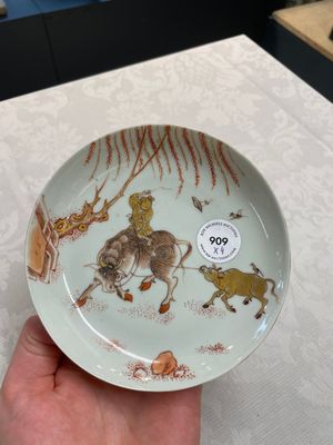 A pair of Chinese iron-red saucers and two plates, Kangxi/Yongzheng — 照片 1