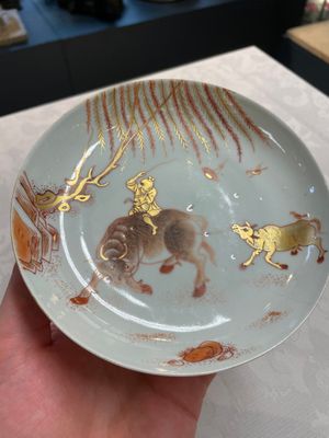 A pair of Chinese iron-red saucers and two plates, Kangxi/Yongzheng — 照片 11