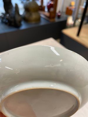 A pair of Chinese iron-red saucers and two plates, Kangxi/Yongzheng — 照片 13