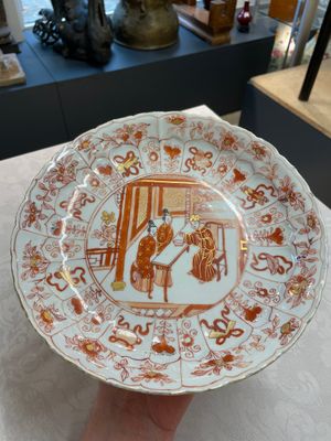 A pair of Chinese iron-red saucers and two plates, Kangxi/Yongzheng — 照片 14