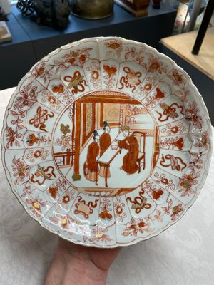 A pair of Chinese iron-red saucers and two plates, Kangxi/Yongzheng — 照片 15