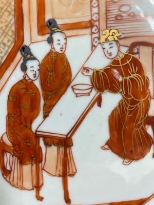 A pair of Chinese iron-red saucers and two plates, Kangxi/Yongzheng — 照片 16