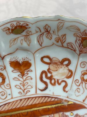 A pair of Chinese iron-red saucers and two plates, Kangxi/Yongzheng — 照片 17
