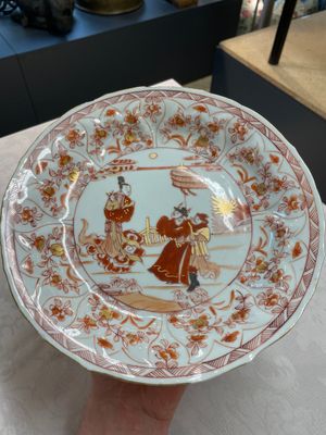 A pair of Chinese iron-red saucers and two plates, Kangxi/Yongzheng — 照片 20