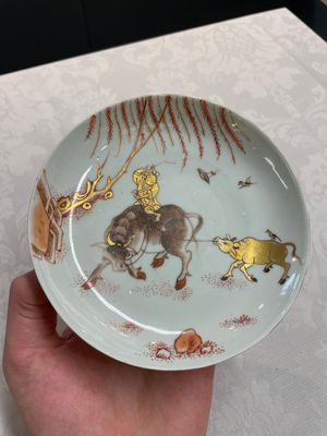 A pair of Chinese iron-red saucers and two plates, Kangxi/Yongzheng — 照片 2