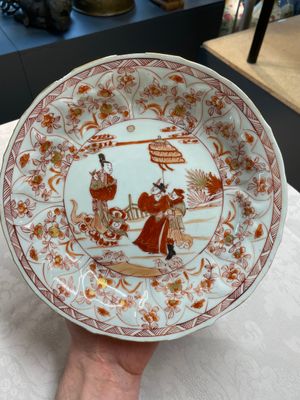 A pair of Chinese iron-red saucers and two plates, Kangxi/Yongzheng — 照片 21