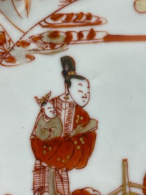 A pair of Chinese iron-red saucers and two plates, Kangxi/Yongzheng — 照片 23