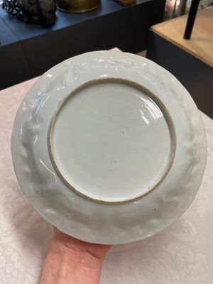 A pair of Chinese iron-red saucers and two plates, Kangxi/Yongzheng — 照片 25