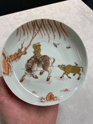A pair of Chinese iron-red saucers and two plates, Kangxi/Yongzheng — 照片 3