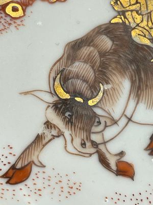 A pair of Chinese iron-red saucers and two plates, Kangxi/Yongzheng — 照片 4