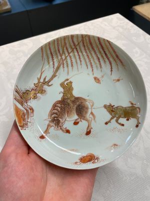 A pair of Chinese iron-red saucers and two plates, Kangxi/Yongzheng — 照片 10