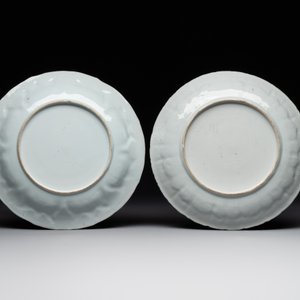 A pair of Chinese iron-red saucers and two plates, Kangxi/Yongzheng — 照片 3