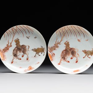 A pair of Chinese iron-red saucers and two plates, Kangxi/Yongzheng — 照片 4