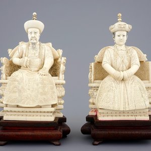 A pair of Chinese ivory figures of the emperor couple seated on a throne, ca. 1900 — 照片 1