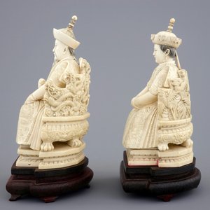 A pair of Chinese ivory figures of the emperor couple seated on a throne, ca. 1900 — 照片 2